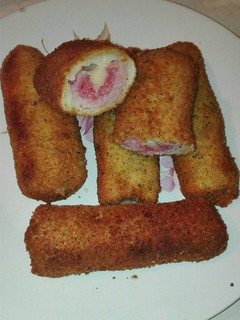 Una foto de Flamenquínes de pan de molde con beicon longaniza fresca y queso chedar