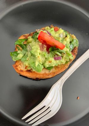 એવોકાડો ટોસ્ટ (Avocado Toast Recipe In Gujarati) રેસીપી મુખ્ય ફોટો