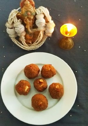 A picture of Poha/Aval Ladoo.