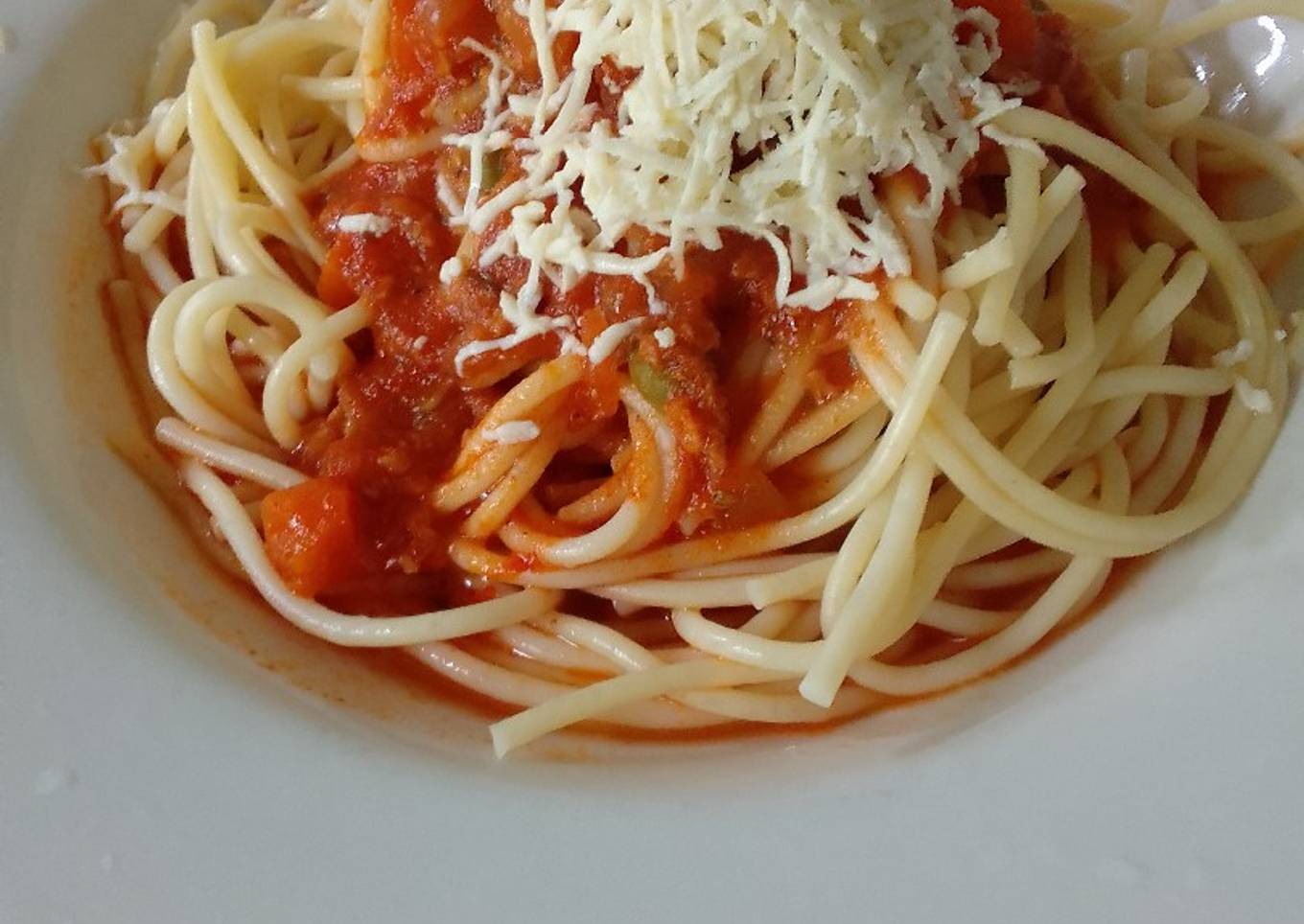 Spaghetti con atún y queso