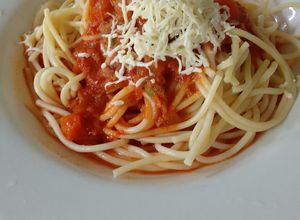 Una foto de Spaghetti con atún y queso