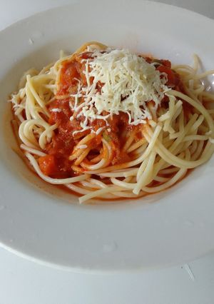 Una foto de Spaghetti con atún y queso