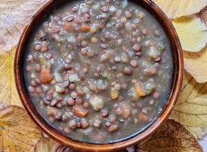 Una foto de Lentejas, una de las 10000 formas de hacerlas ♥ Mis lentejones con vegetales y especias 🌱 vegano 🌱