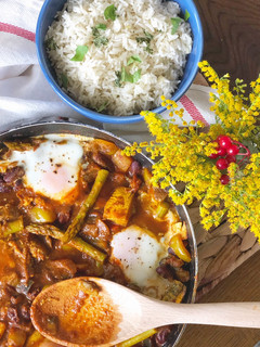 Foto de Molho de tomate com legumes, feijão, cogumelos e ovos achinele acompanhar arroz basmati