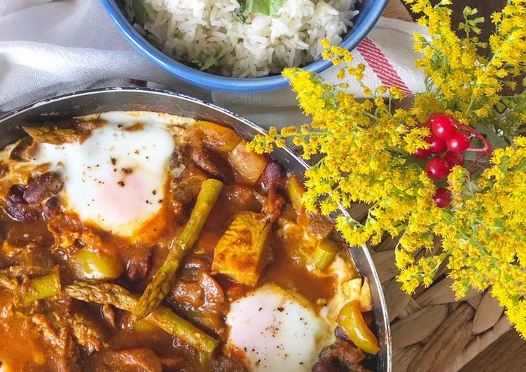 Molho de tomate com legumes, feijão,cogumelos e ovos achinele acompanhar arroz basmati