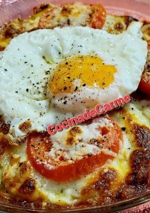 Una foto de Cazuelita con calabacín, tomate, huevo y muchos extras 😋
