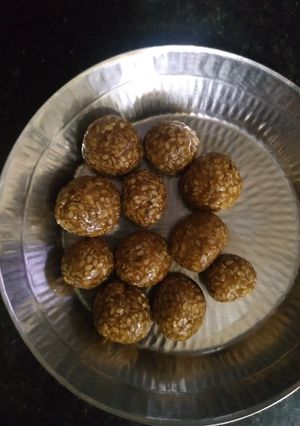 तिल लड्डू (til laddu recipe in Hindi) रेसिपी मुख्य फोटो