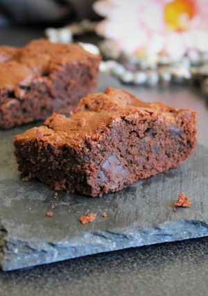 Une photo de Brownie gourmand aux pépites de chocolat et noisettes