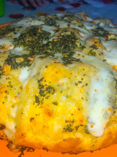 Una foto de Pan casero de ajo relleno de queso y especias🥯🧄🧀🌿