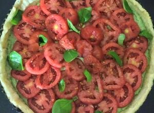 Una foto de Tarta fría de queso crema, albahaca y tomate (veggie)