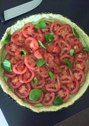 Una foto de Tarta fría de queso crema, albahaca y tomate (veggie)