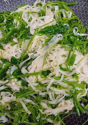 Hình của món Rau bò khai xào bánh đa nắm Quỳnh Côi.