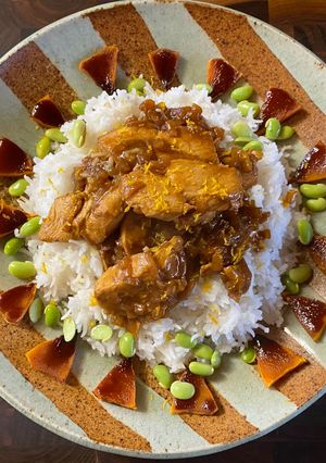 Une photo de Poulet et Butternut teriyaki, agrumes, riz et edamames