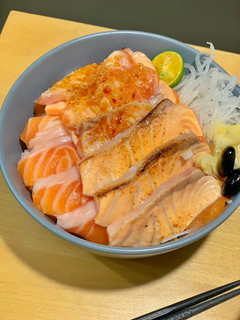 [日式料理店］炙燒鮭魚丼飯 的食譜成品照片