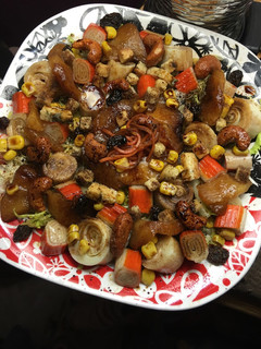 Una foto de Ensalada de palmitos con cangrejo, manzana caramelizada y anacardos con miel y con vinagre balsámico de Módena