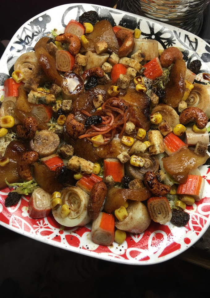 Una foto de Ensalada de palmitos con cangrejo, manzana caramelizada y anacardos con miel y con vinagre balsámico de Módena