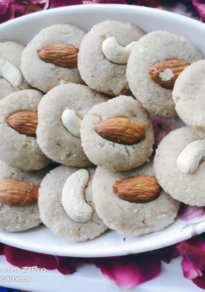 मूंगफली के पेड़े (Moongfali ke pede recipe in hindi) रेसिपी मुख्य फोटो
