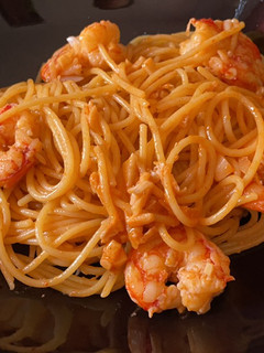 Una foto de Spaghetti con gambón al ajillo