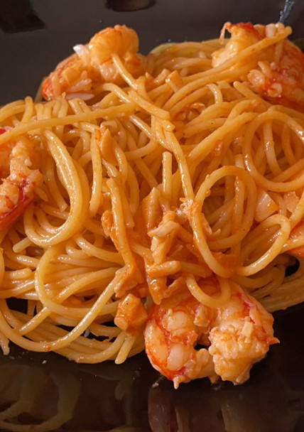 Una foto de Spaghetti con gambón al ajillo