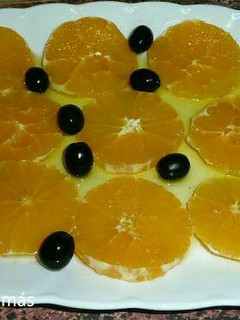 Una foto de Ensalada de naranja y aceitunas negras