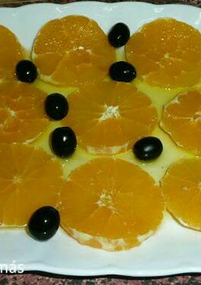 Una foto de Ensalada de naranja y aceitunas negras