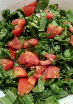 A picture of Spinach and tomato salad.