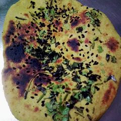 A picture of Missi roti in naan style.