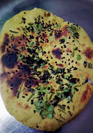 A picture of Missi roti in naan style.