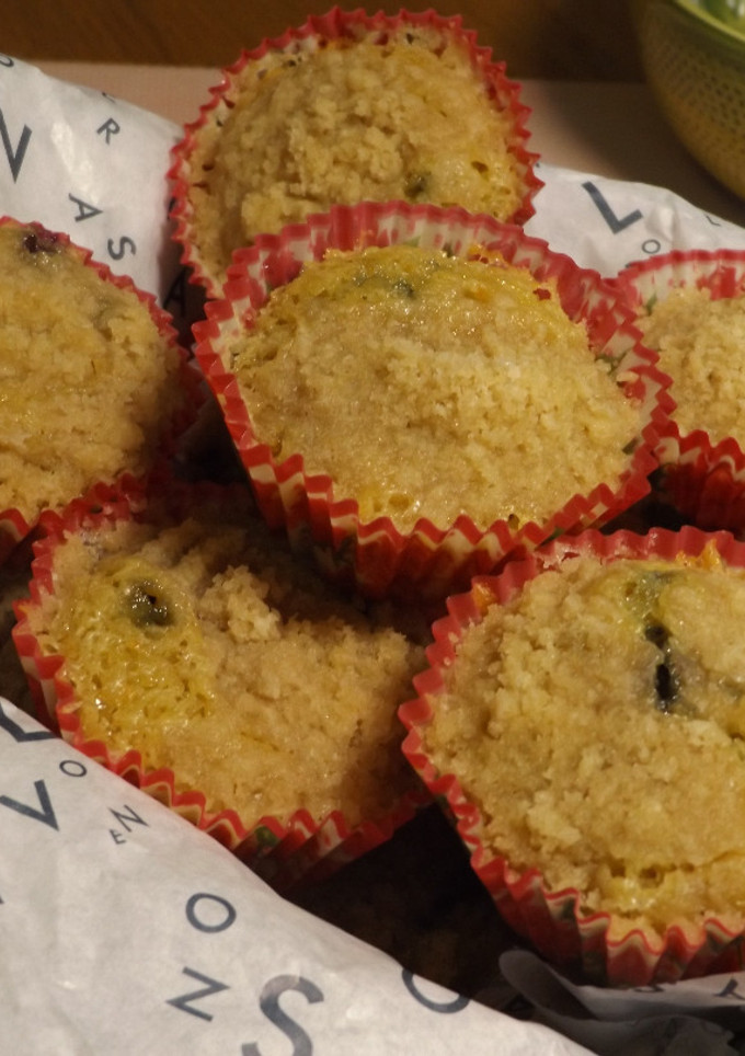 Una foto de Muffins con arándanos a la naranja y cobertura crujiente