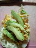 Tortas de Huevo con Aguacate y Jugo de Piña y Jengibre
