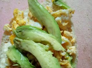 Una foto de Tortas de Huevo con Aguacate y Jugo de Piña y Jengibre