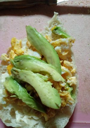 Una foto de Tortas de Huevo con Aguacate y Jugo de Piña y Jengibre