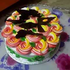 A picture of Flowers bucket cake made by me.