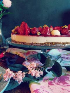 صورة لوصفة 🍓🍰 تشيز كيك الفواكه الحمراء وماء الورد والفستق 🍰🍓