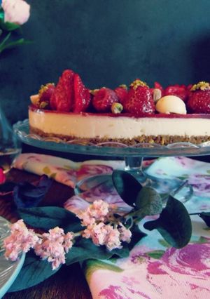 صورة لوصفة 🍓🍰 تشيز كيك الفواكه الحمراء وماء الورد والفستق 🍰🍓