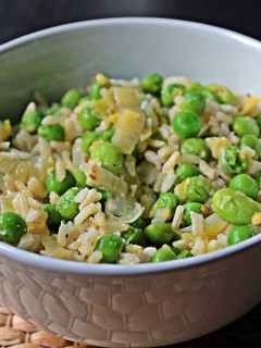 Una foto de Arroz con guisantes y edamame