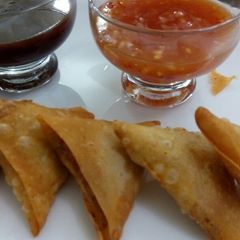 A picture of Peri peri chicken chess samosa.