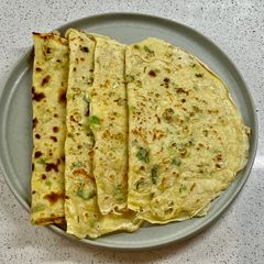 A picture of Spring onion crêpes.
