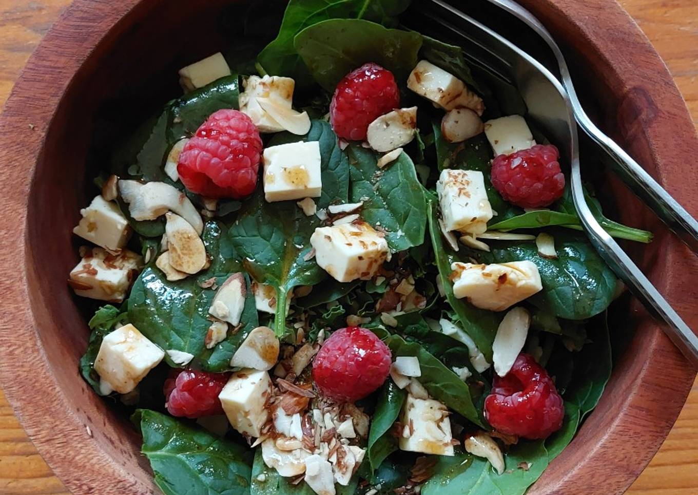 Ensalada de kale, espinacas y frambuesas