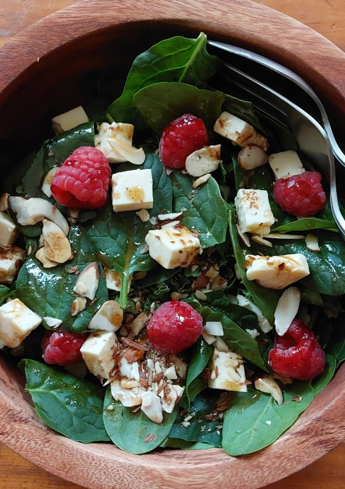 Una foto de Ensalada de kale, espinacas y frambuesas