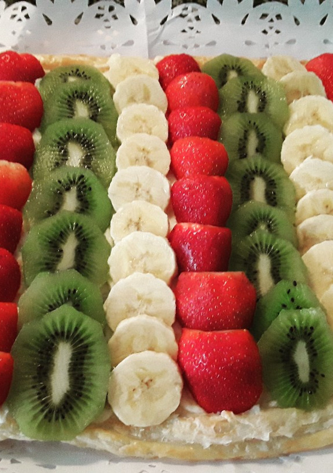 Una foto de Hojaldre con crema pastelera y frutas