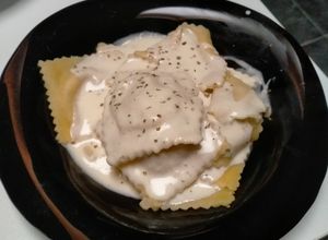 Une photo de Ravioli chèvre et jambon de parme. Sauce crème de parmesan