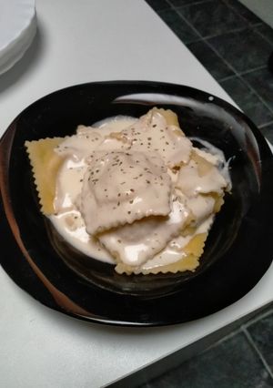 Une photo de Ravioli chèvre et jambon de parme. Sauce crème de parmesan
