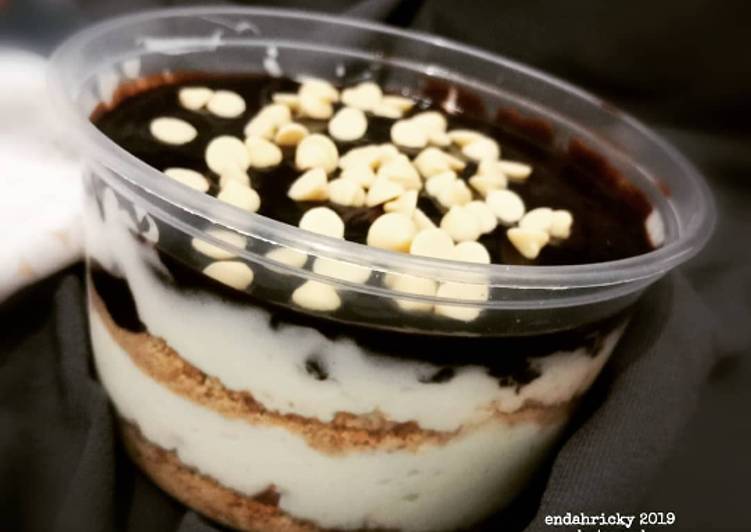 Eclair dessert