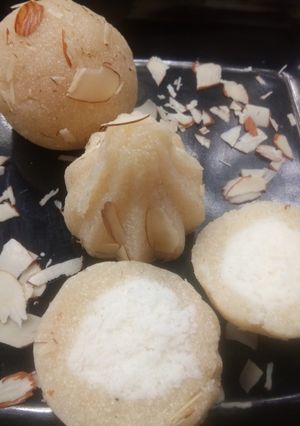 A picture of Rasgulla stuffed semolina balls.