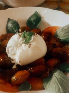 Una foto de Ensalada de burrata, tomates confitados y albahaca 🍅🧀