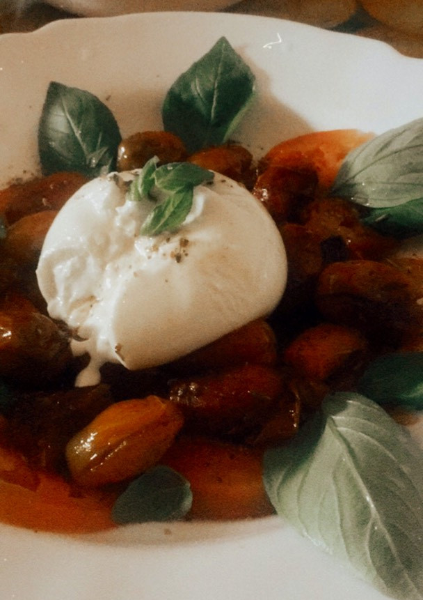 Una foto de Ensalada de burrata, tomates confitados y albahaca 🍅🧀