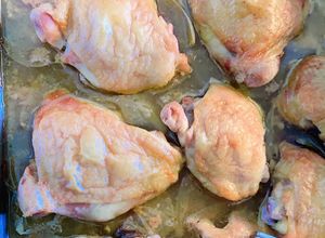 Foto de Sobrecoxa de Frango assadas com vinho branco