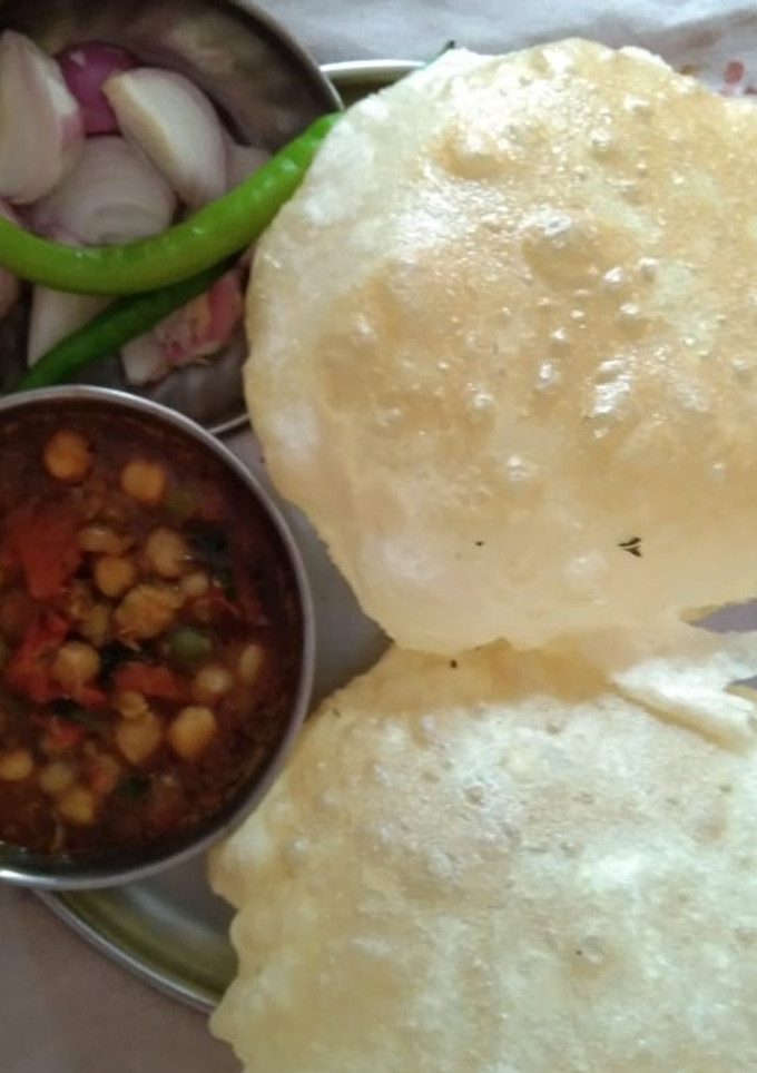 A picture of Chole bhature.
