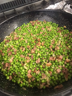 Una foto de Guisantes con jamón y bacon